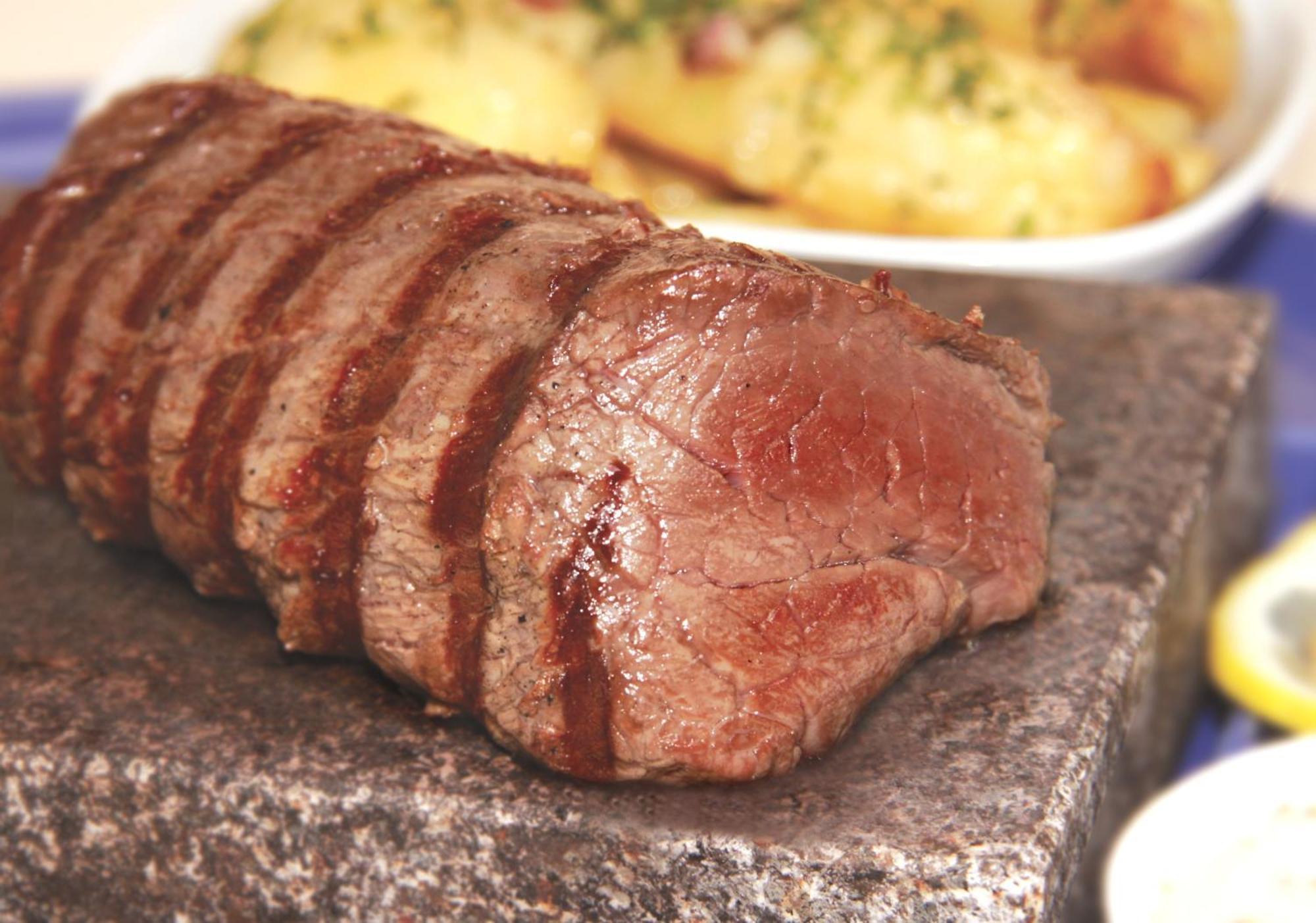 Marshal Garden Hotel Букурещ Екстериор снимка A steak cooked on a hot stone