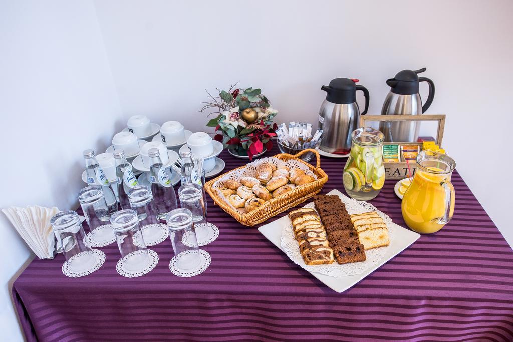 Marshal Garden Hotel Букурещ Екстериор снимка A typical continental breakfast